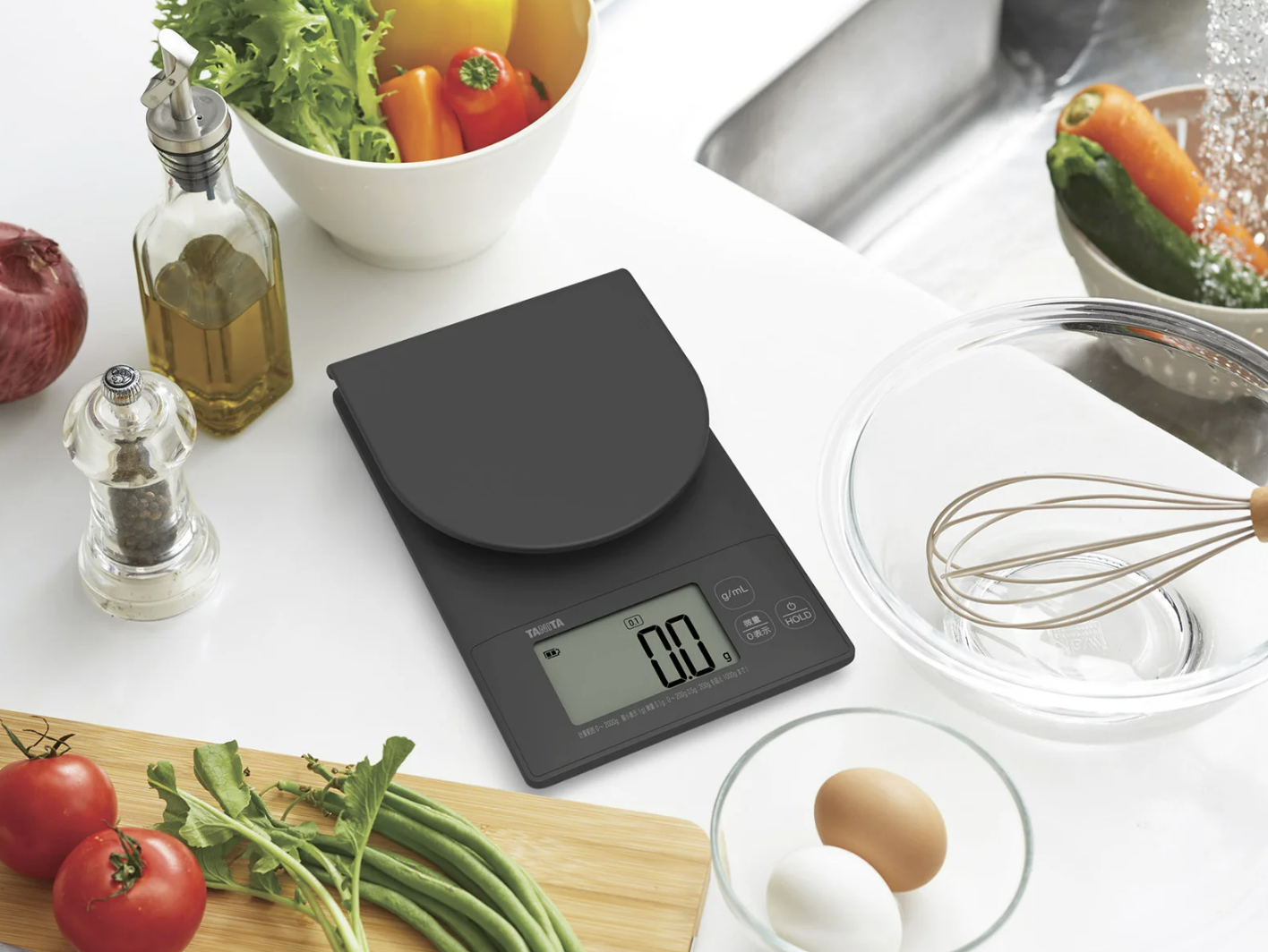キッチンに置かれたタニタのクッキングスケールの画像