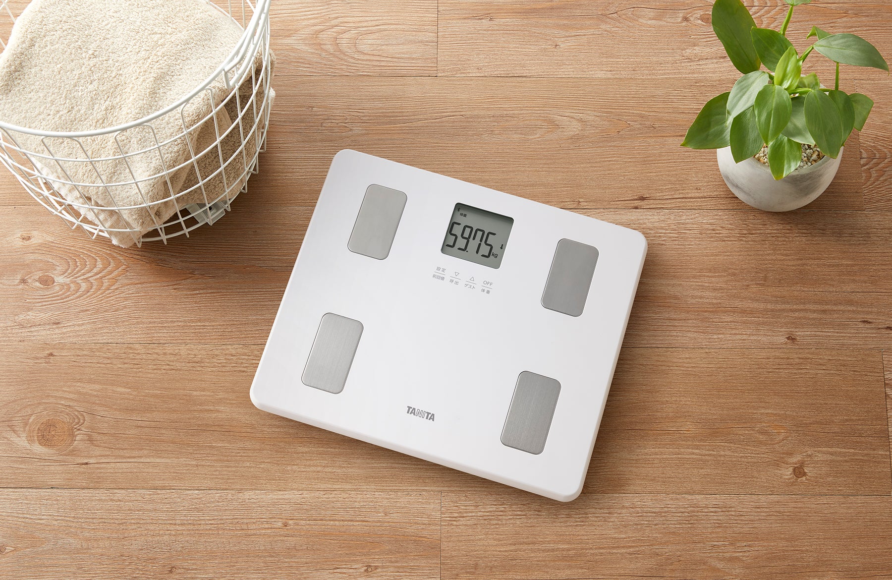 フローリングの床に置かれた音声体組成計「BC-204XL」
