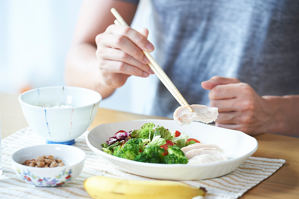 鶏肉を食べているひとの画像