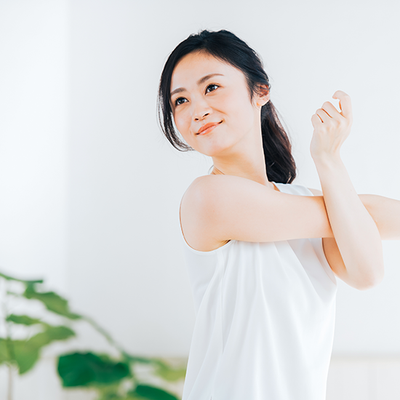 女性が腕のストレッチをしている画像