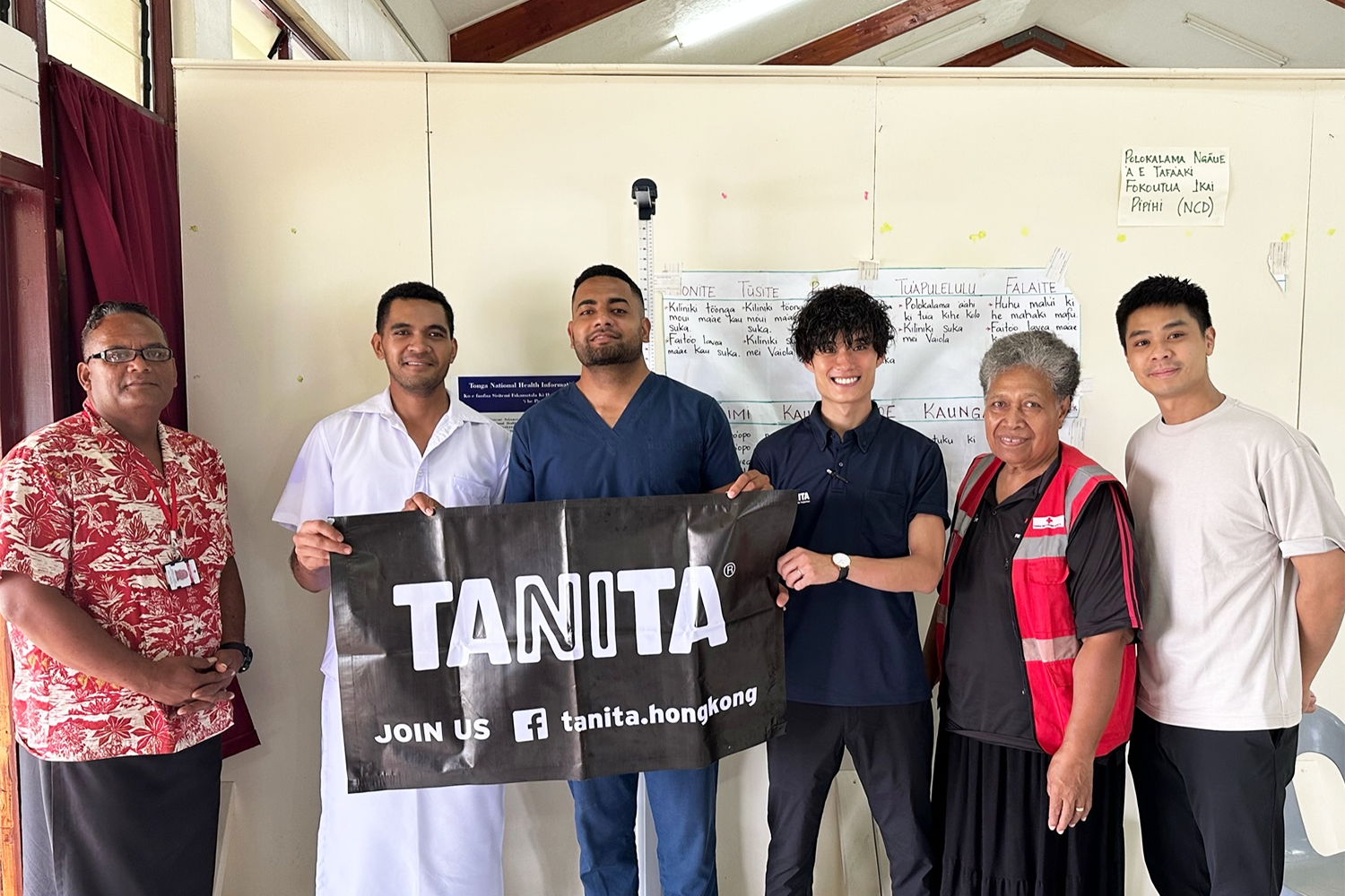 現地の方を写真を撮っている様子