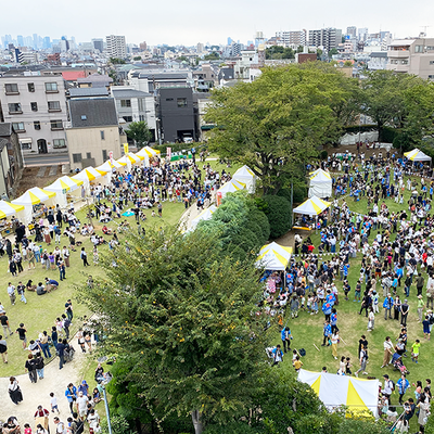 ふれあい広場に地域の方々が集まっている様子