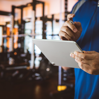 記録をしている男性の様子