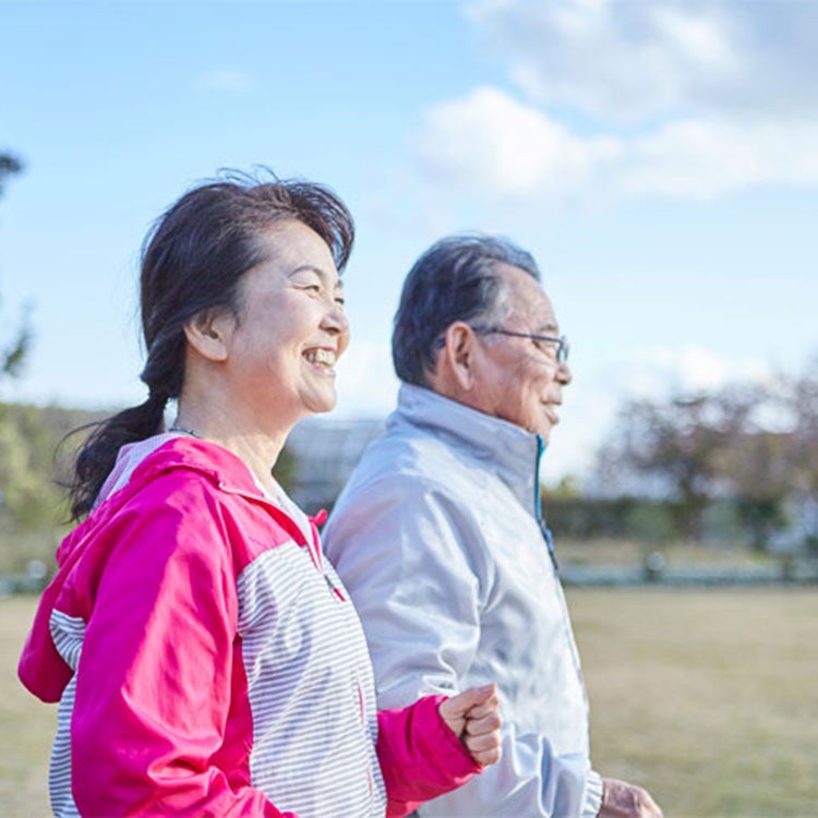 中高年の男女が運動をしている様子