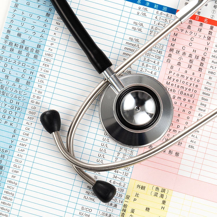検査結果と聴診器のイメージ画像