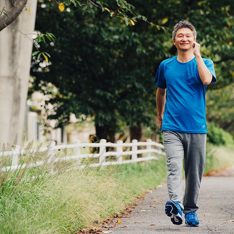 中年男性が歩いているイメージ画像