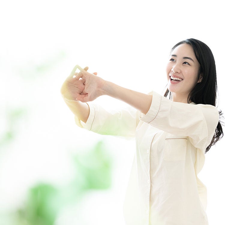 伸びをしている女性のイメージ画像