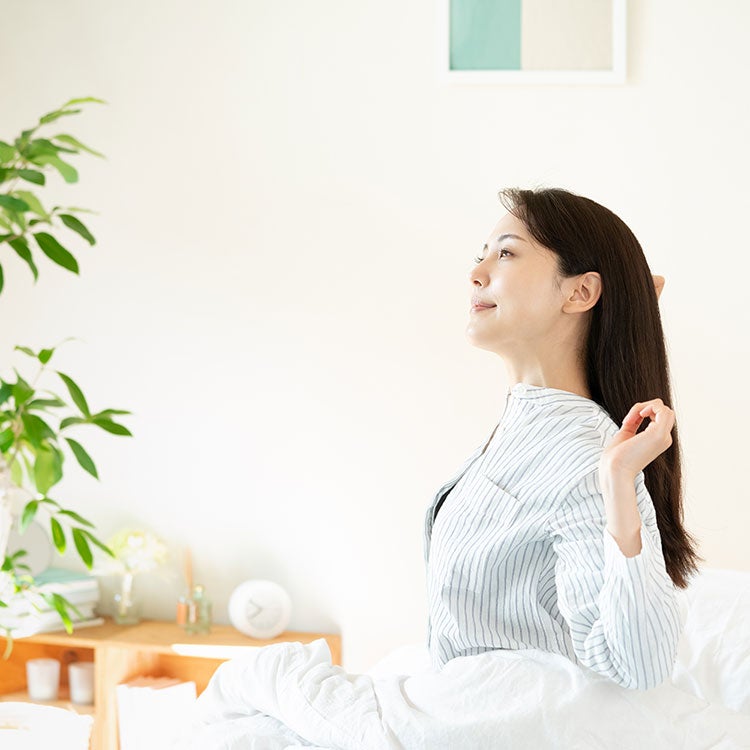 目覚めた女性のイメージ画像
