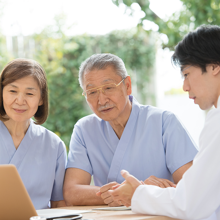 恒例の男女が診断結果を聞いているイメージ画像