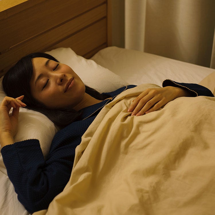 眠っている女性の画像