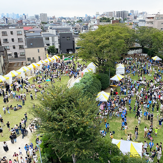 ふれあい広場に地域の方々が集まっている様子