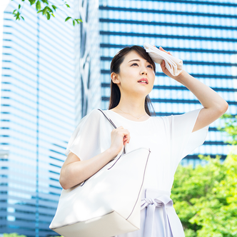 ハンカチを片手に空を見上げている女性の様子