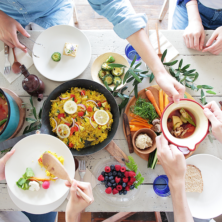 4名で食卓を囲んでいるイメージ画像