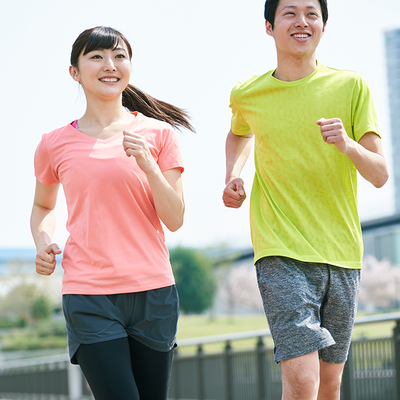 男女が走っている様子