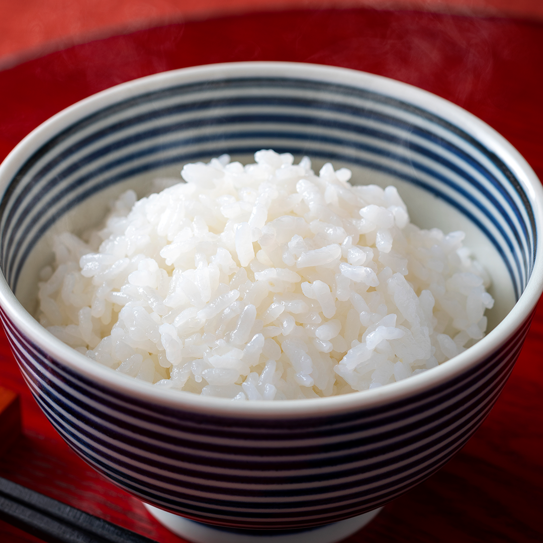 茶碗によそった白米のイメージ画像