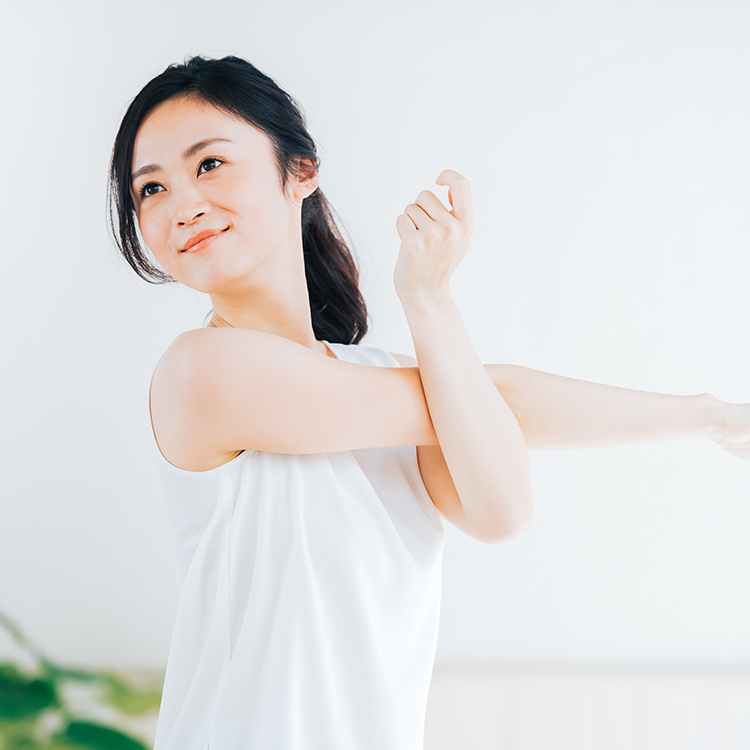 ストレッチをしている女性のイメージ画像