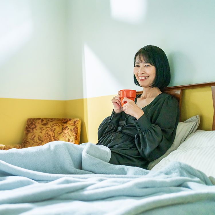 ベッドでリラックスをしている女性のイメージ画像