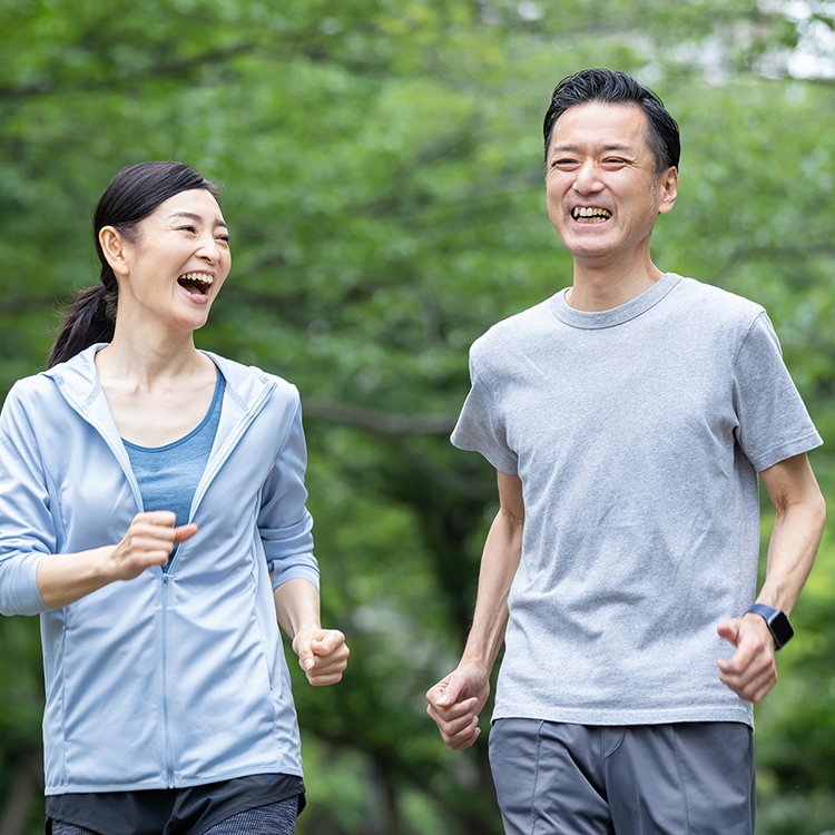 中年の男女がランニングをしているイメージ
