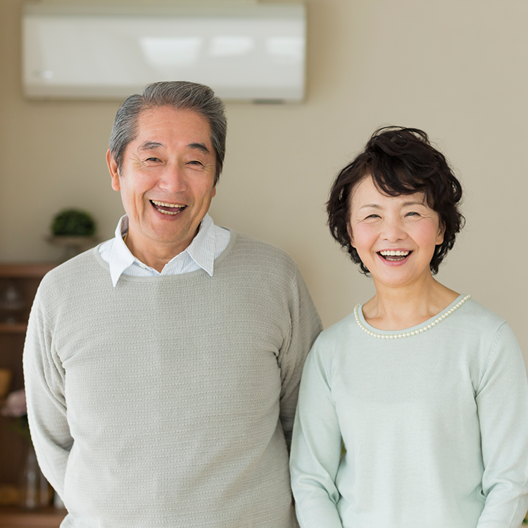 高齢の男女が微笑んでいるイメージ画像