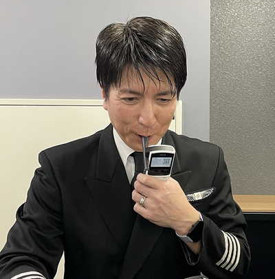 アルコール検知器を使用している男性