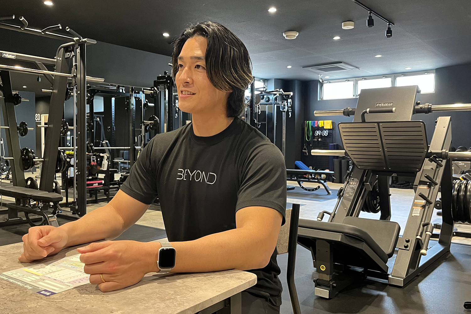 測定結果シートを手に話をしている谷口さん