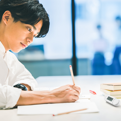 男性が勉強をしている様子
