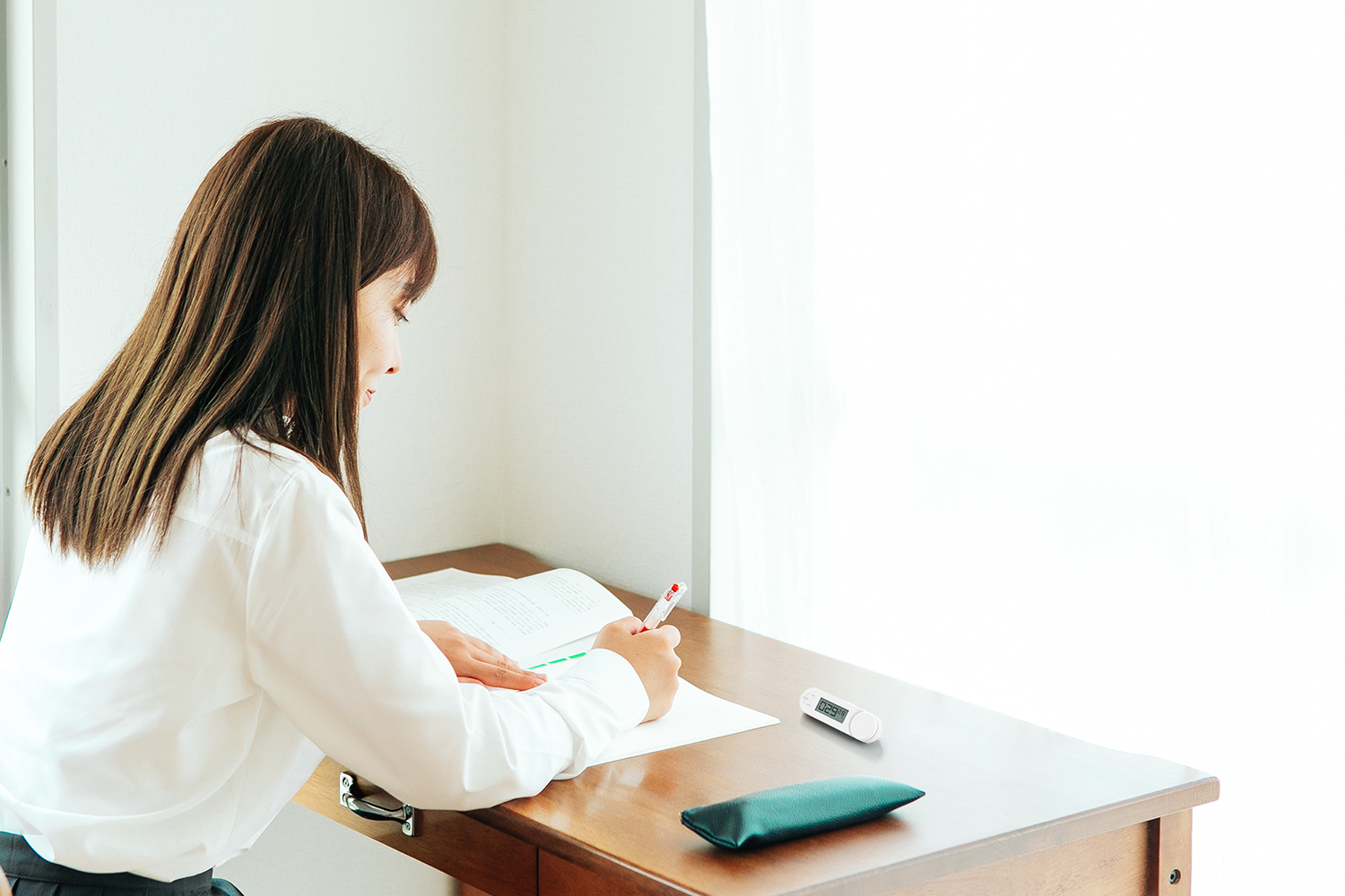 女学生が勉強をしている様子