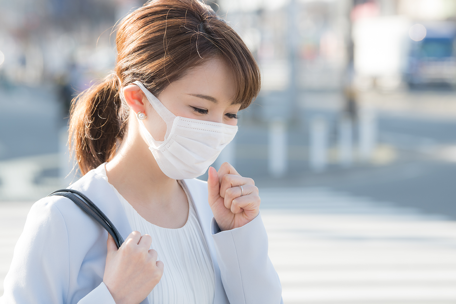 女性がくしゃみをしているイメージ画像
