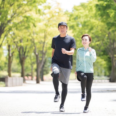 男性と女性が屋外でウォーキングしている画像