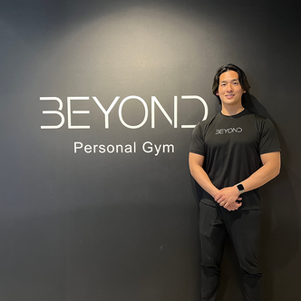 「BEYOND Life Style Gym」のロゴと谷口トレーナー