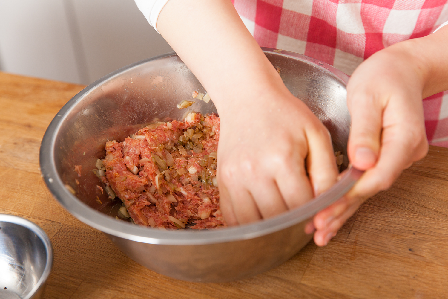 素手でひき肉を捏ねているイメージ画像