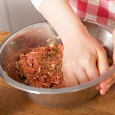 素手でひき肉をこねているイメージ画像