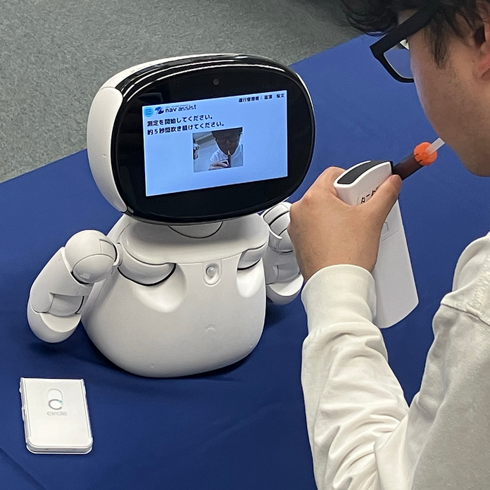 FC-1500でアルコールチェックをしている様子