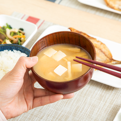 手に味噌汁を持っているイメージ画像