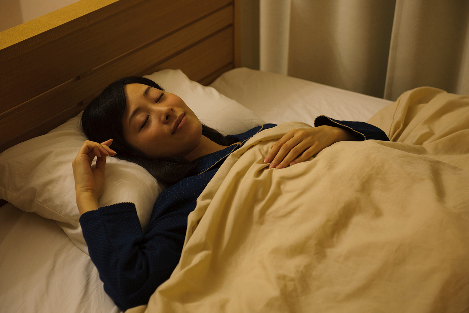 寝ている女性