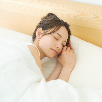 眠る女性のイメージ画像