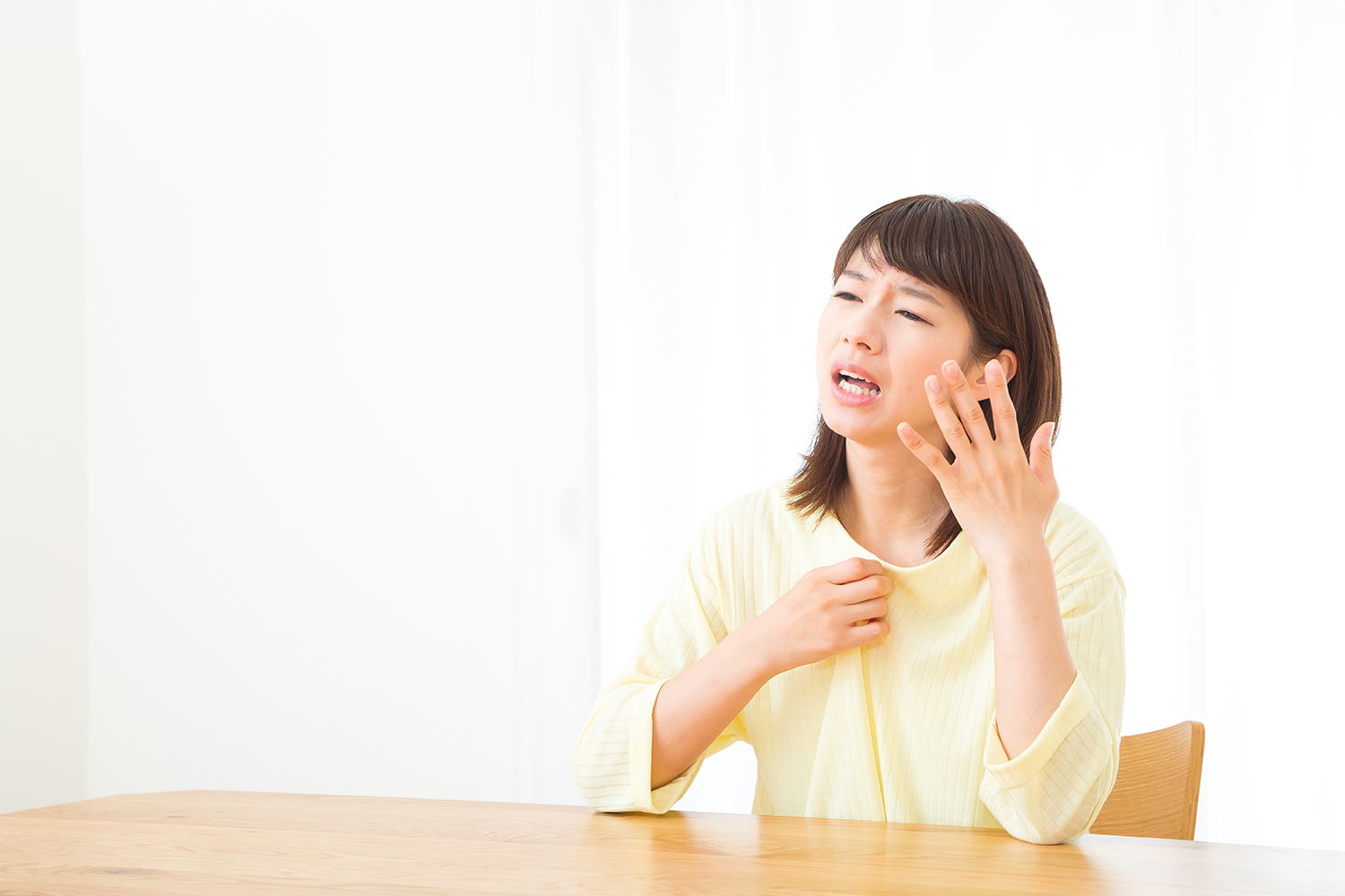 暑さに疲れている女性のイメージ画像