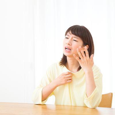 暑さに疲れている女性のイメージ画像