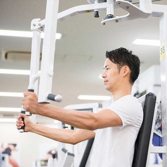 トレーニングをしている男性