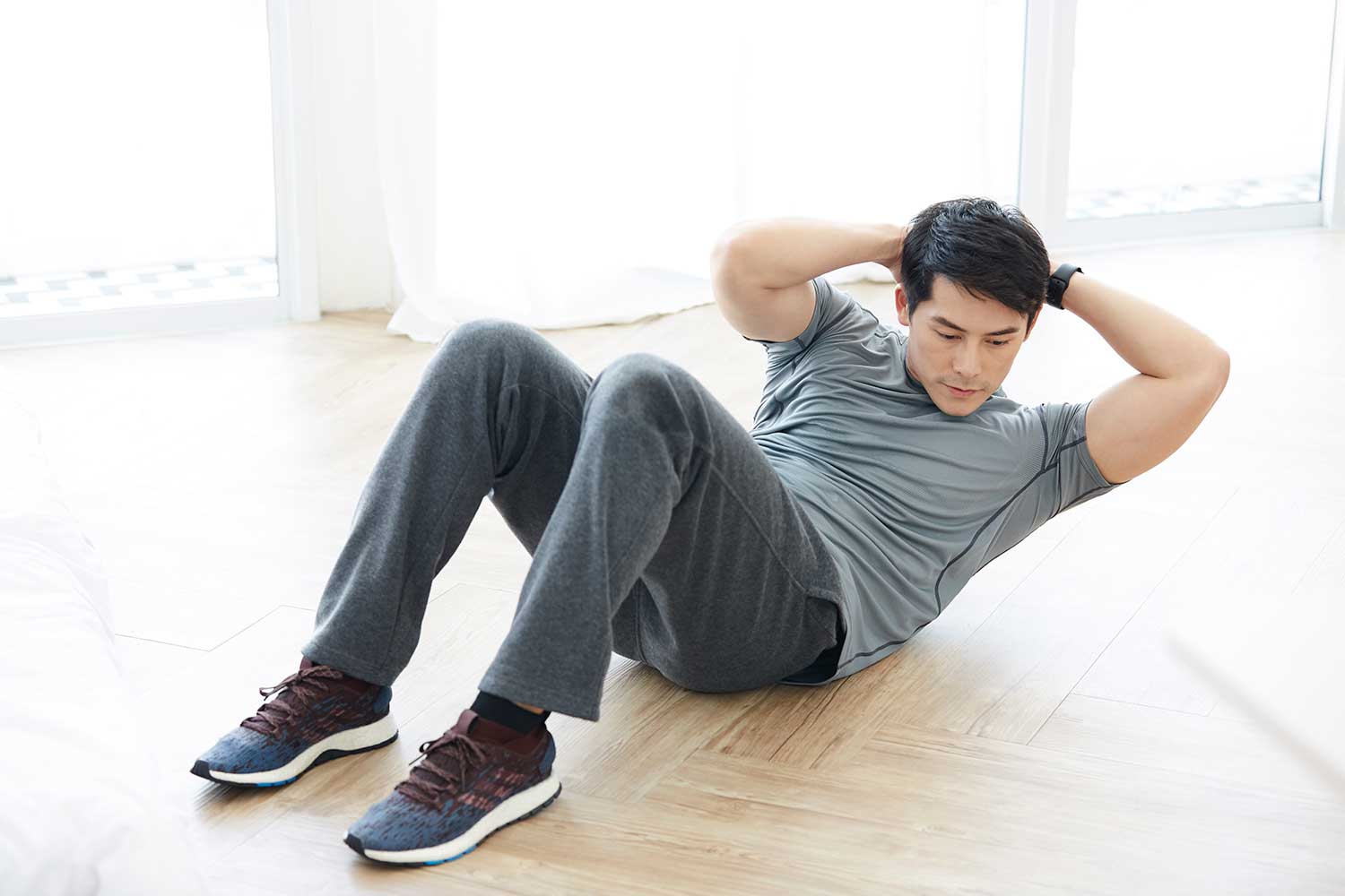 腹筋をしている男性