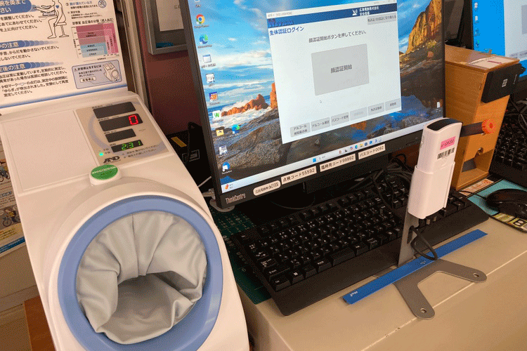 アルコール検知器と「点呼＋」の測定画面