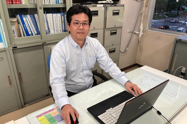 管理画面を確認している様子