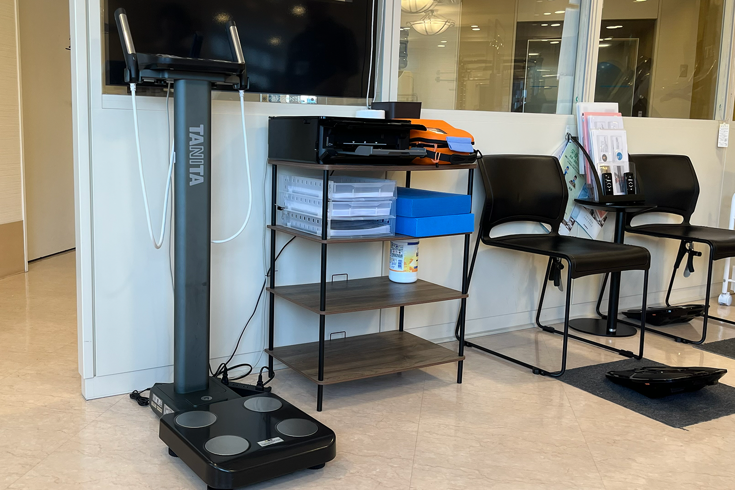 施設に置かれた業務用マルチ周波数体組成計（MC-780A-N）の画像