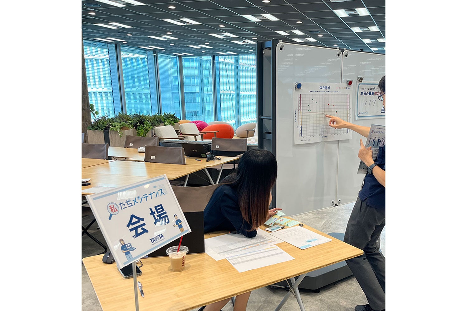 自分の体力得点の位置にシールを貼っている様子