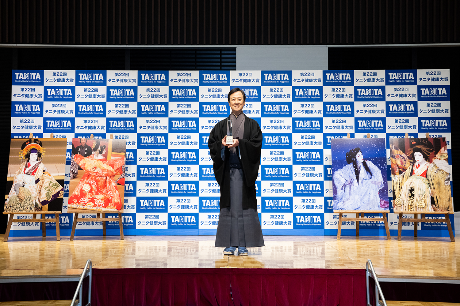 トロフィーを持つ歌舞伎俳優 坂東玉三郎氏の画像