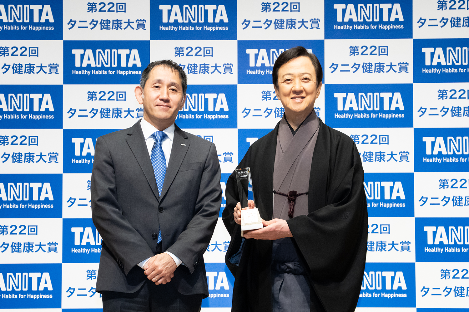 トロフィーを持つ歌舞伎俳優 坂東玉三郎氏と谷田千里社長の画像