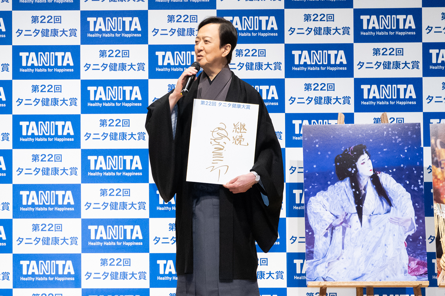 お話をする歌舞伎俳優 坂東玉三郎氏の画像