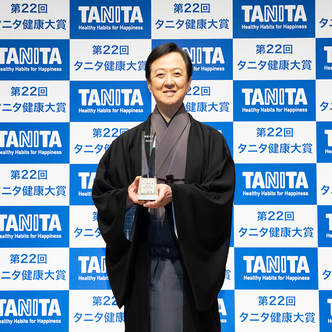 トロフィーを持つ歌舞伎俳優 坂東玉三郎氏の画像