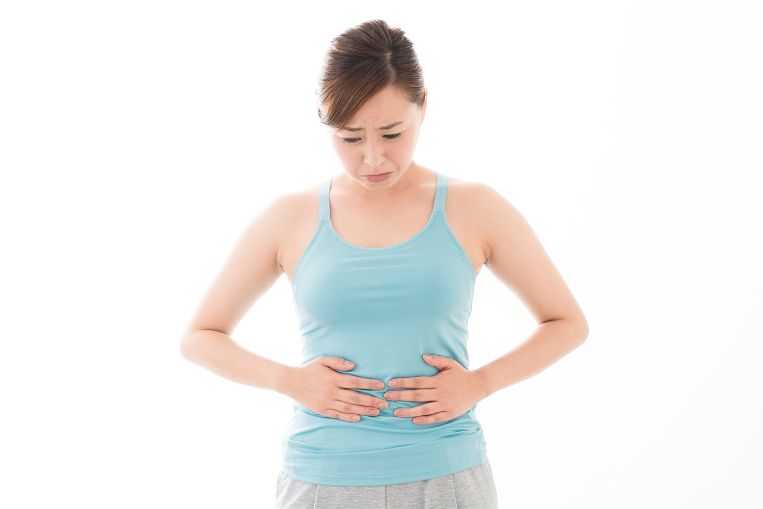 お腹を触っている女性