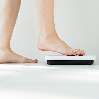 体重を測定している画像